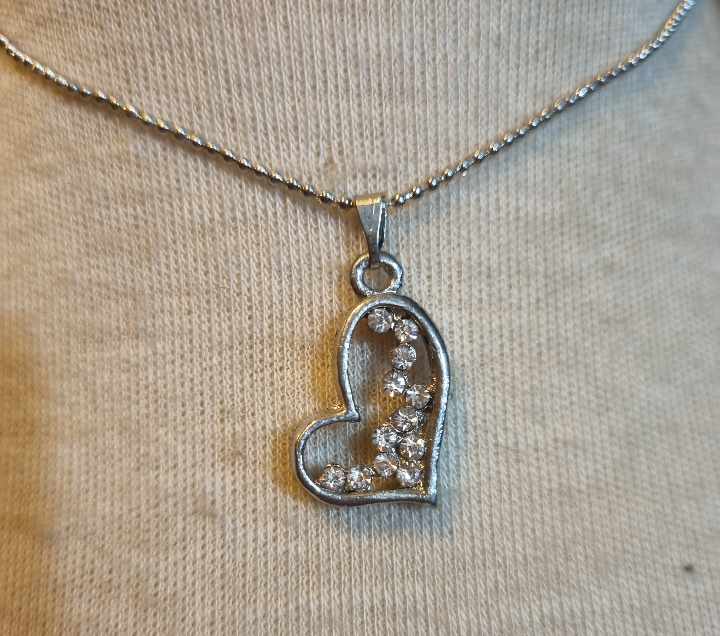 Colliers argentés à pendentifs divers