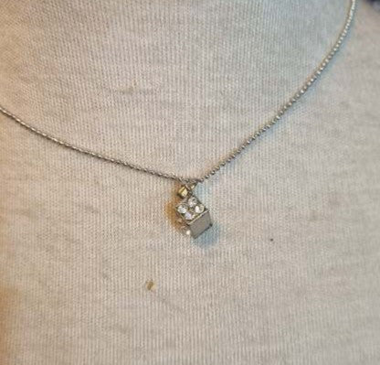 Colliers argentés à pendentifs divers