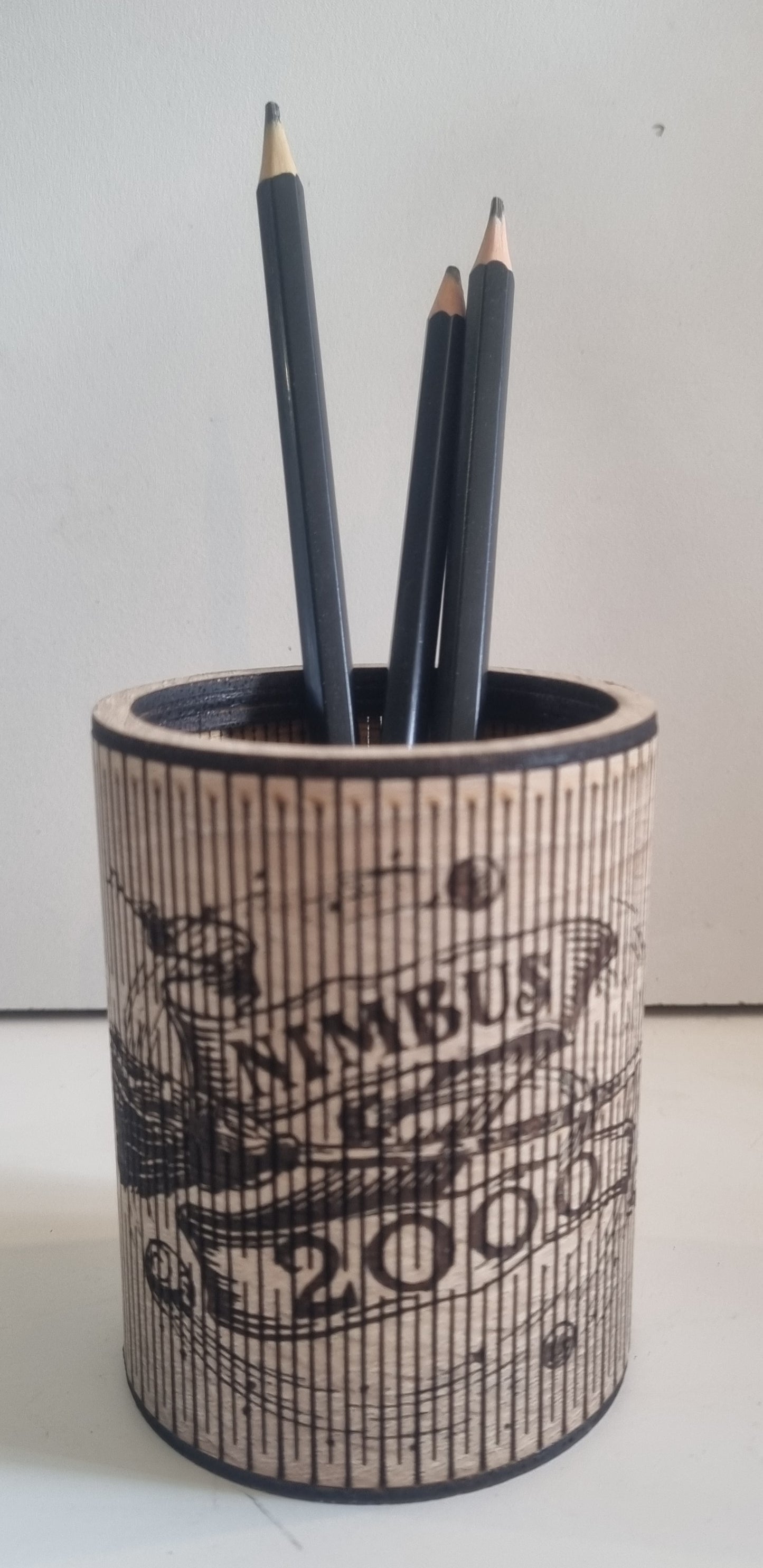 Pot à crayons en bois
