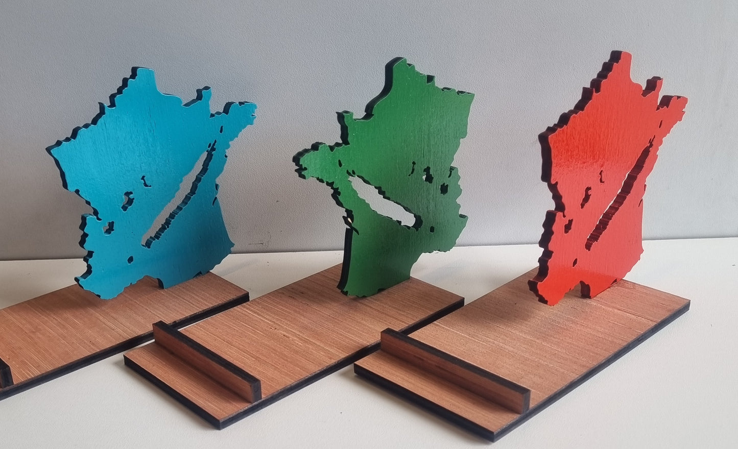 Support de smartphone en bois "La Calédonie dans la France"