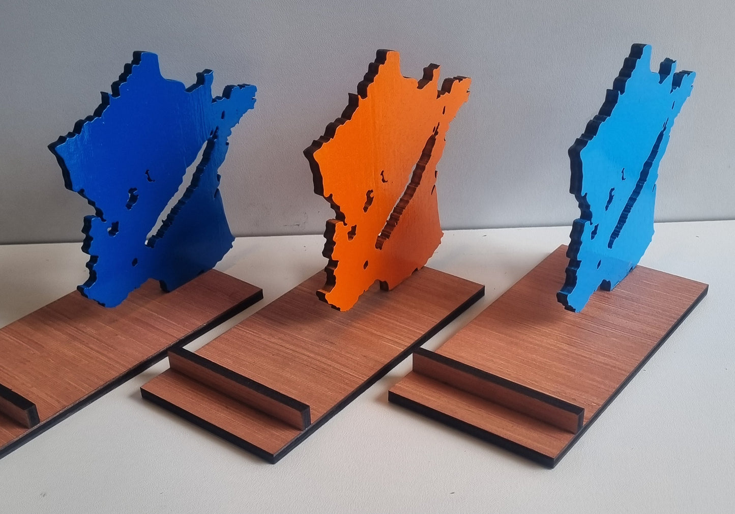 Support de smartphone en bois "La Calédonie dans la France"