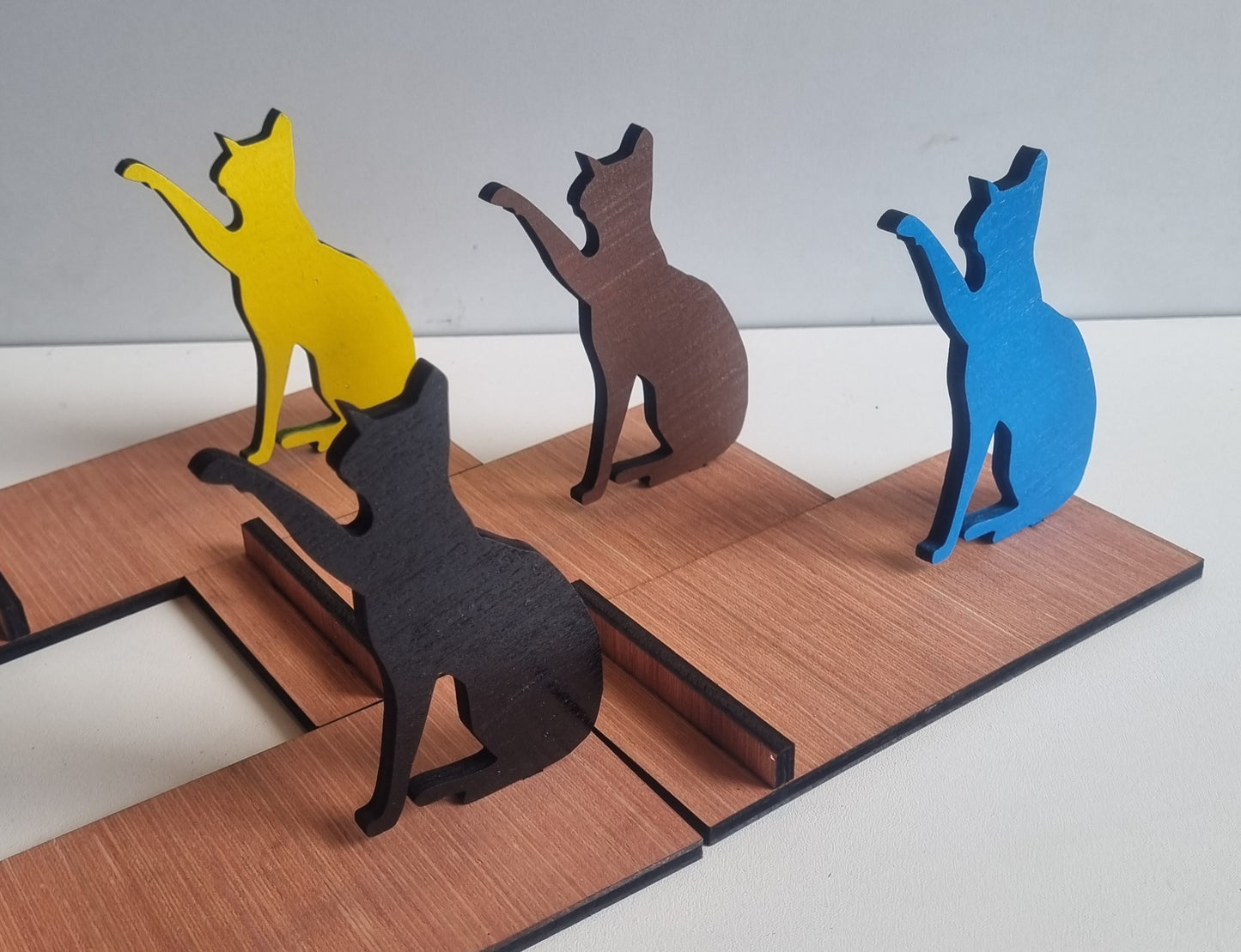 Support de smartphone en bois "Chat patte tendue"