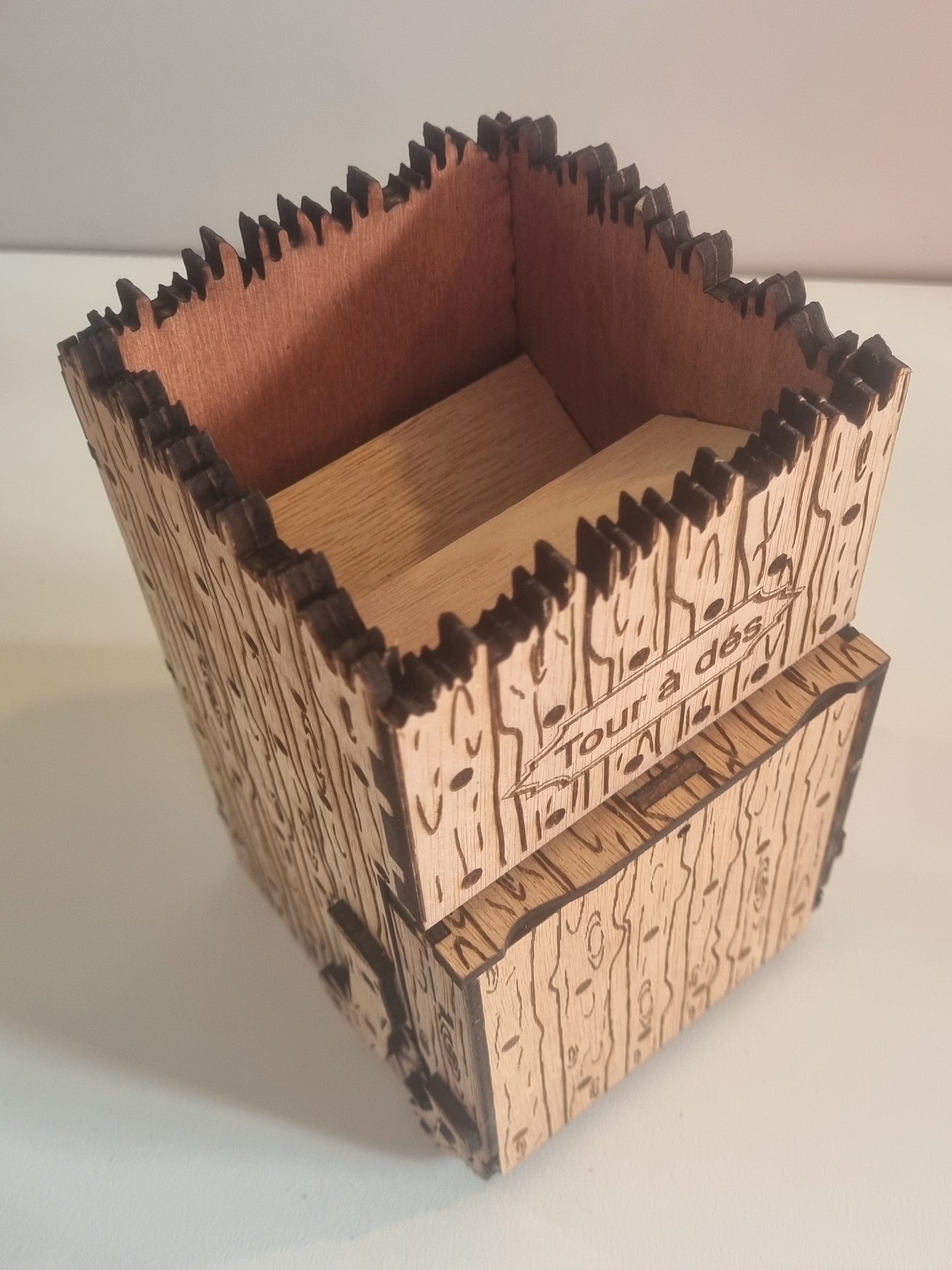 Tour à dés en bois "motif palissade"