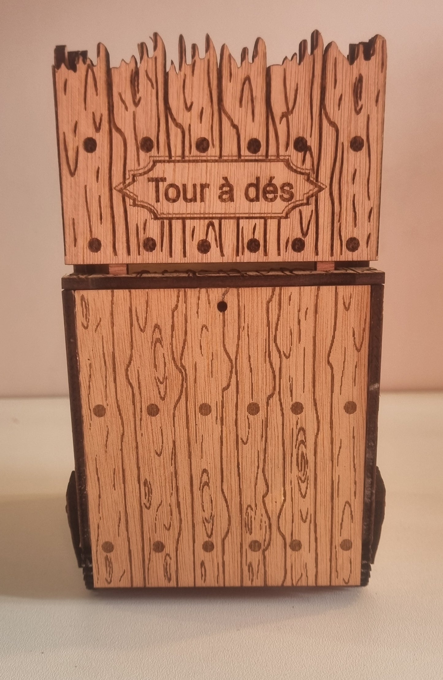 Tour à dés en bois "motif palissade"