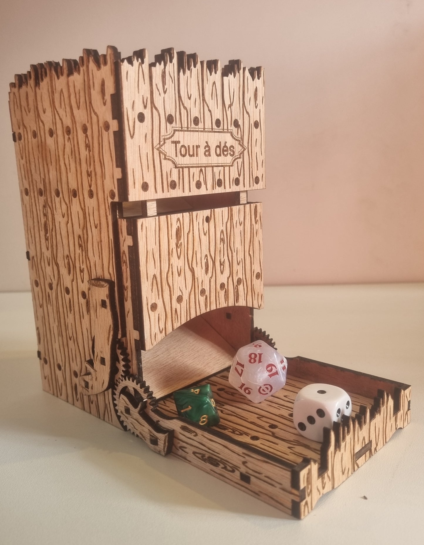 Tour à dés en bois "motif palissade"