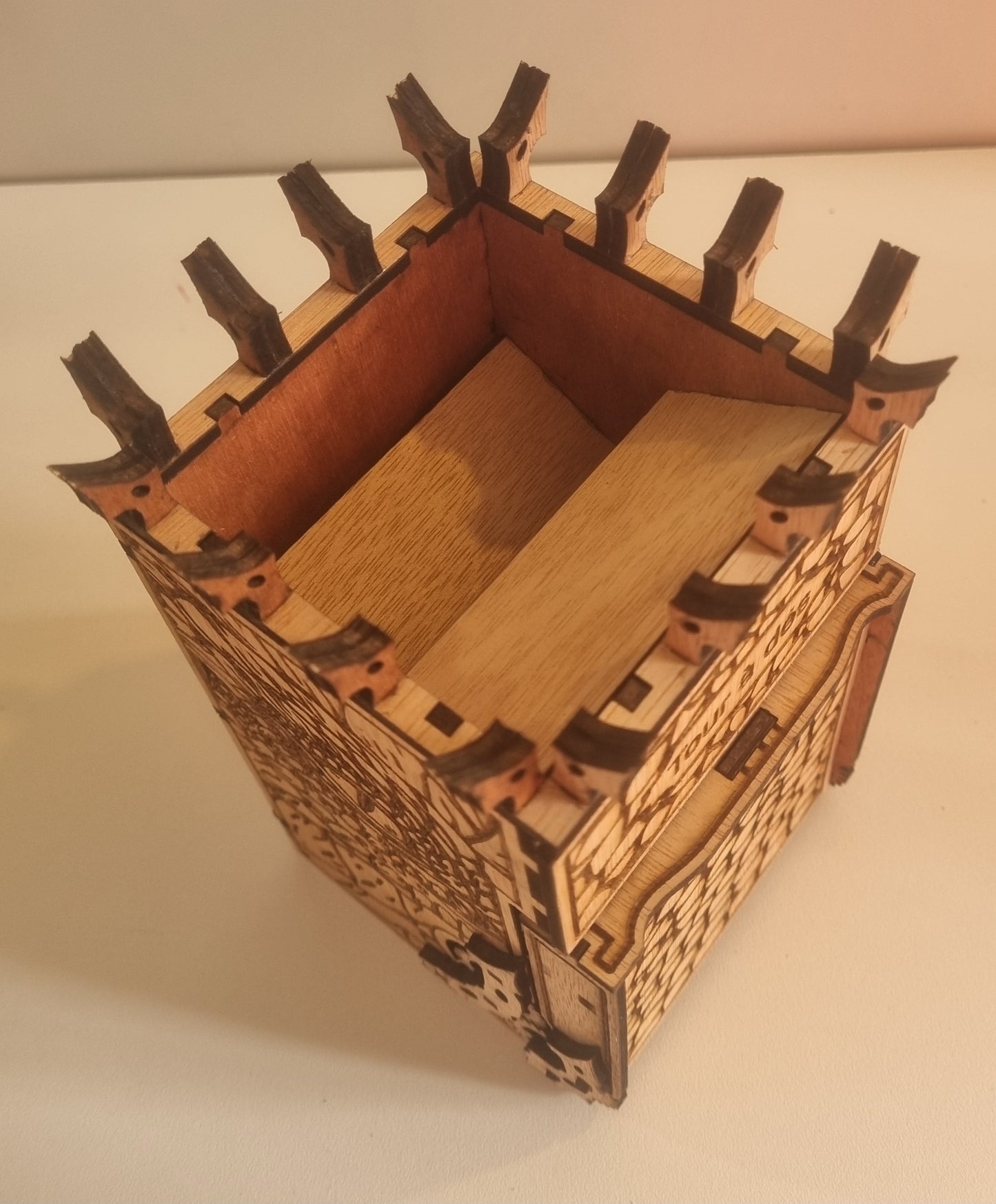 Tour à dés en bois "motifs dragon"