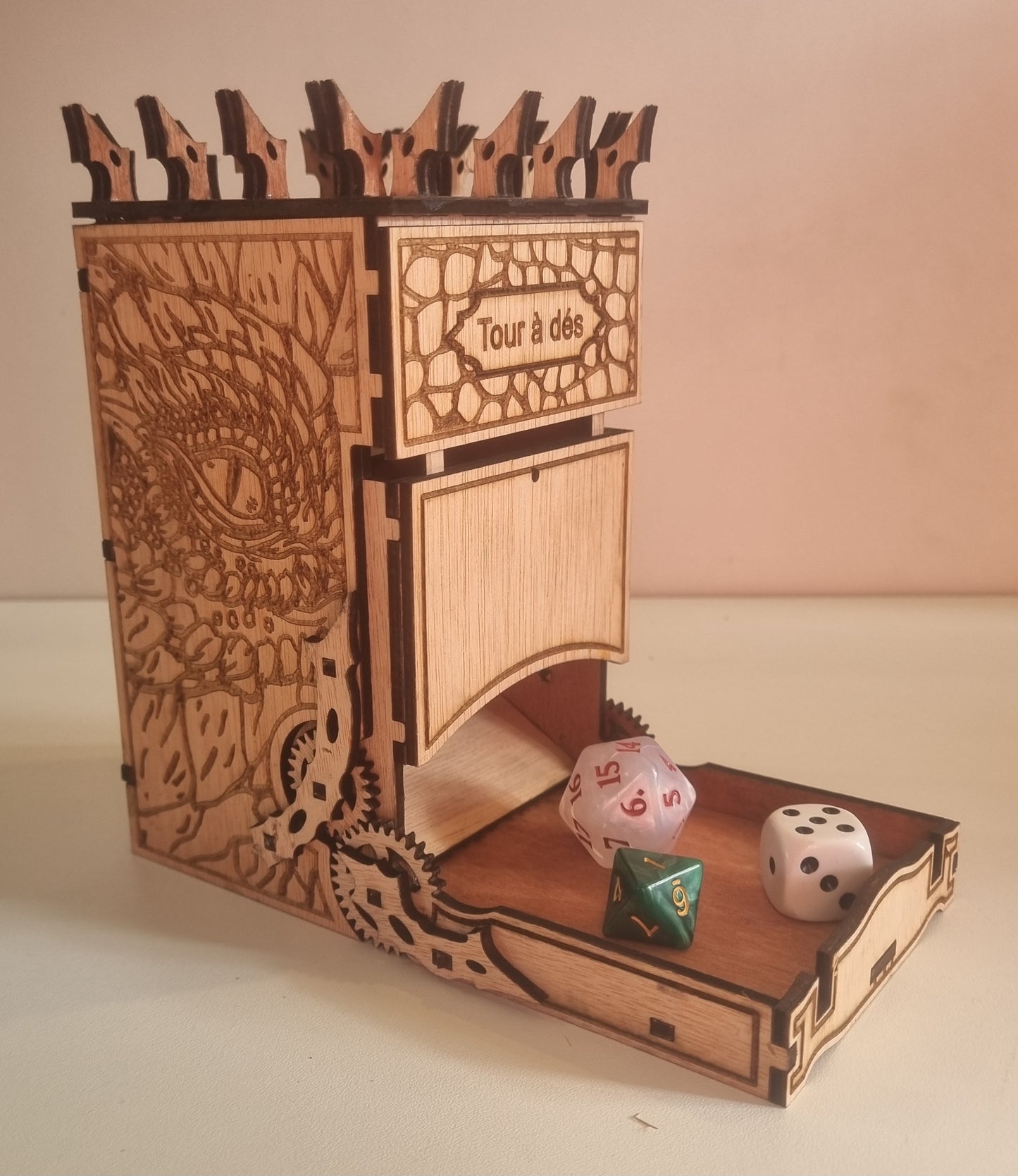 Tour à dés en bois "motifs dragon"