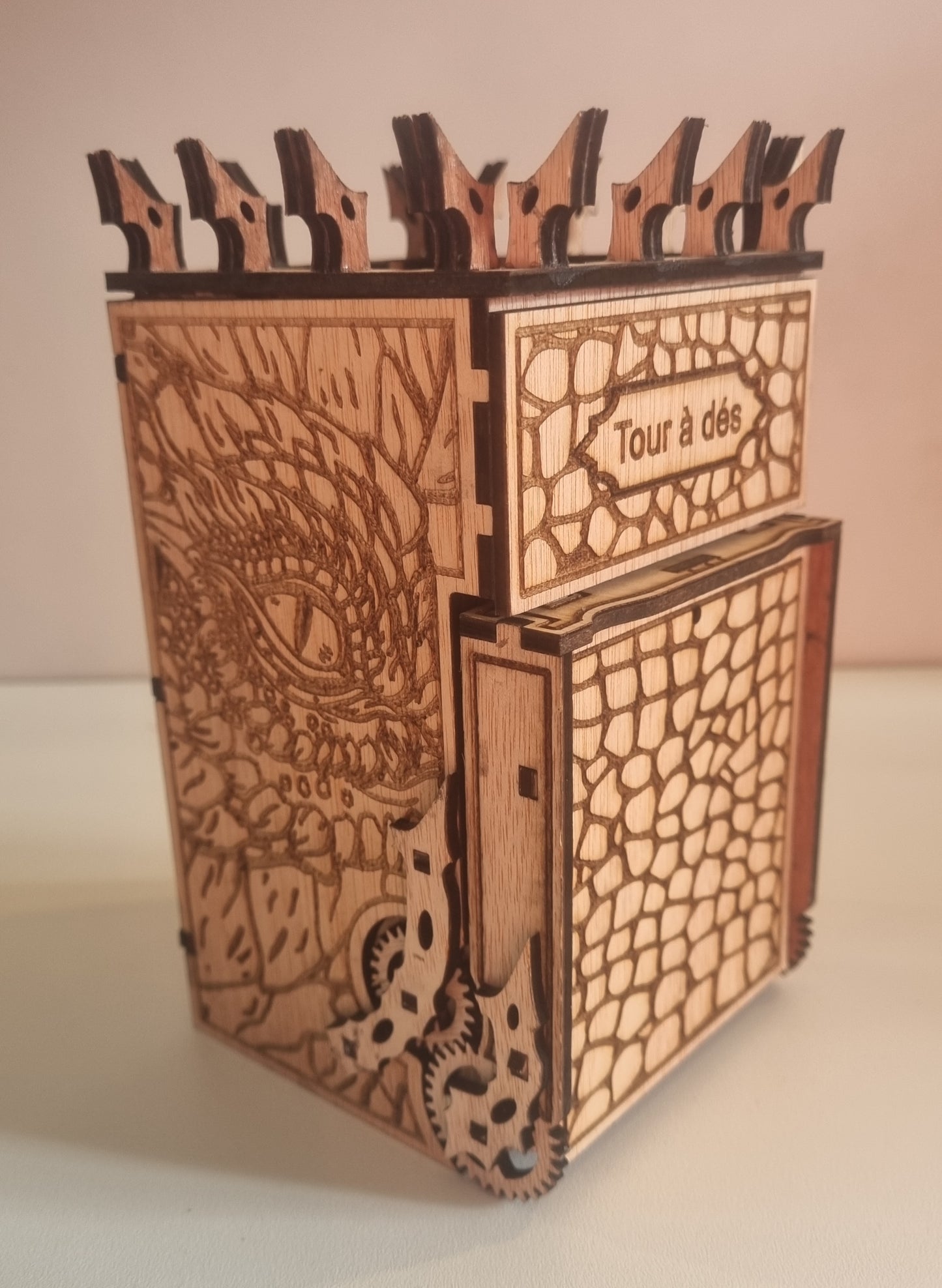 Tour à dés en bois "motifs dragon"