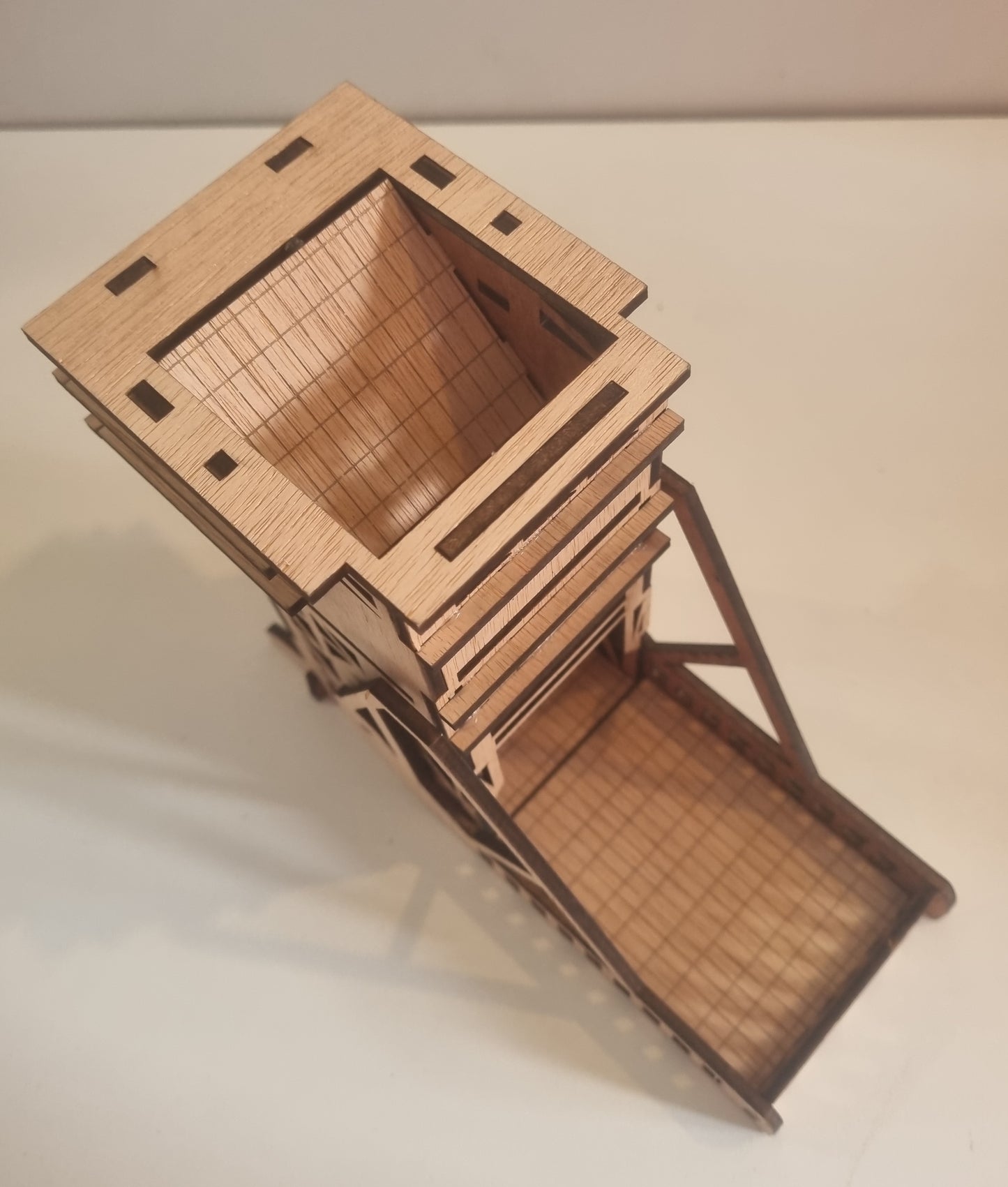Tour à dés en bois "style pont"