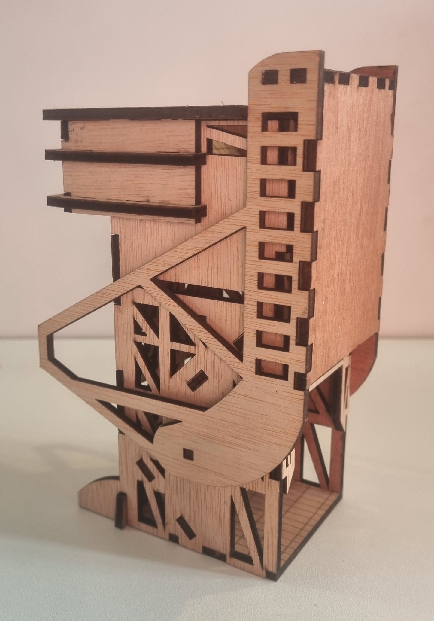 Tour à dés en bois "style pont"