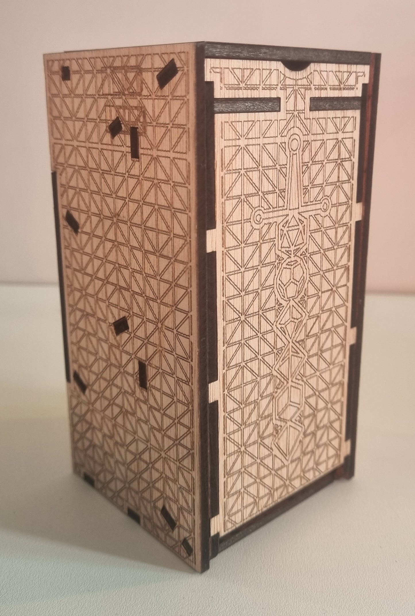 Tour à dés en bois "cube"