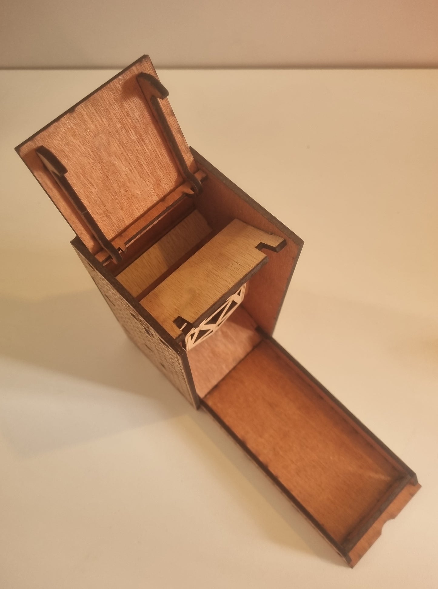 Tour à dés en bois "cube"