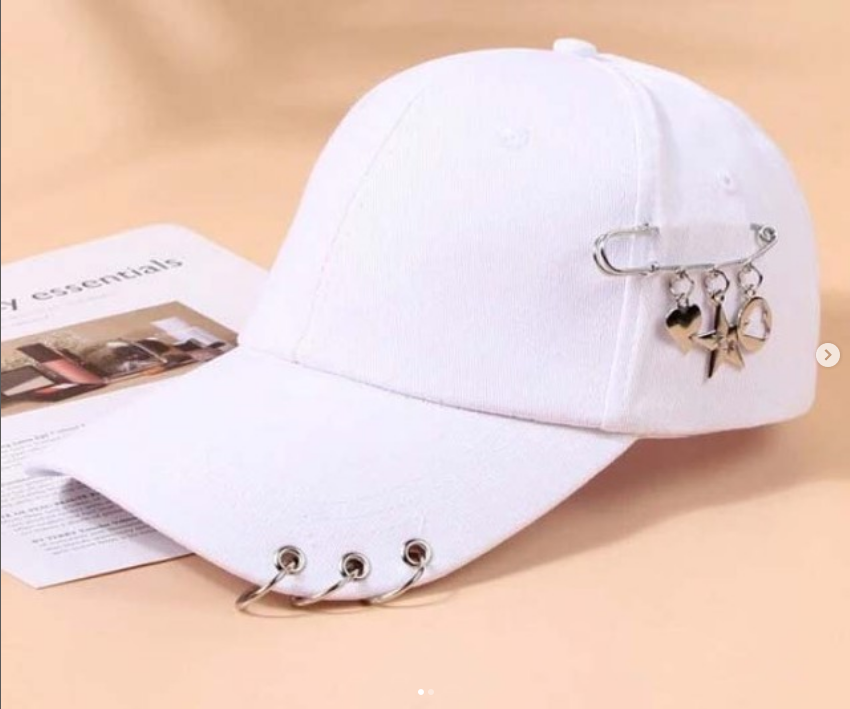 Casquette avec accessoires en métal