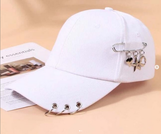 Casquette blanche avec accessoires en métal