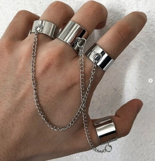 bagues reliées par des chaînes