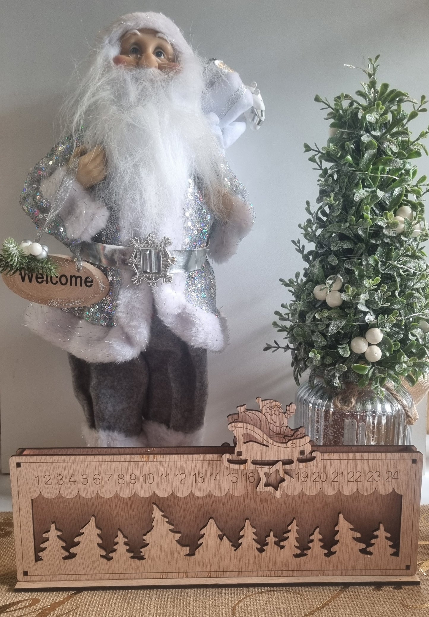 Calendrier de l'avent avec Père Noël coulissant en bois