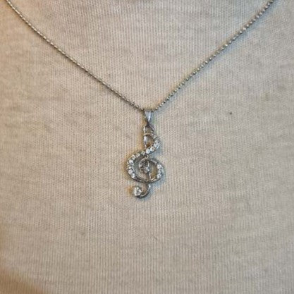 Colliers argentés à pendentifs divers