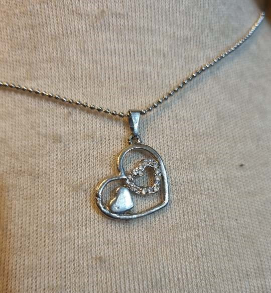 Colliers argentés à pendentifs divers