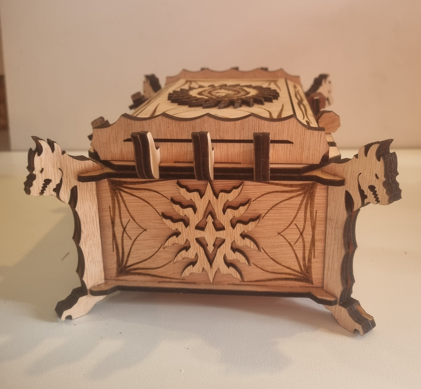 Coffre en bois ornement dragon
