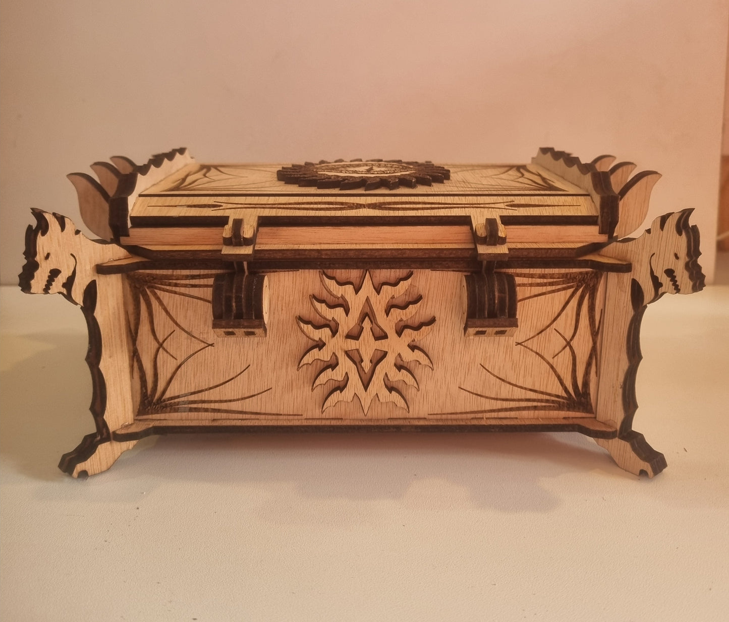 Coffre en bois ornement dragon