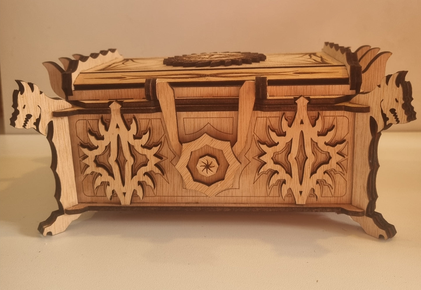 Coffre en bois ornement dragon