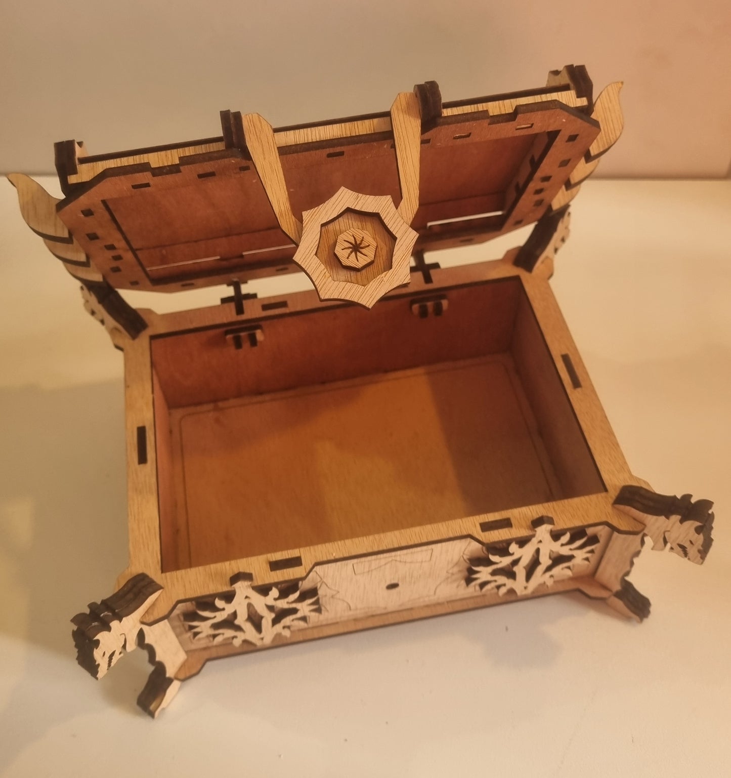 Coffre en bois ornement dragon