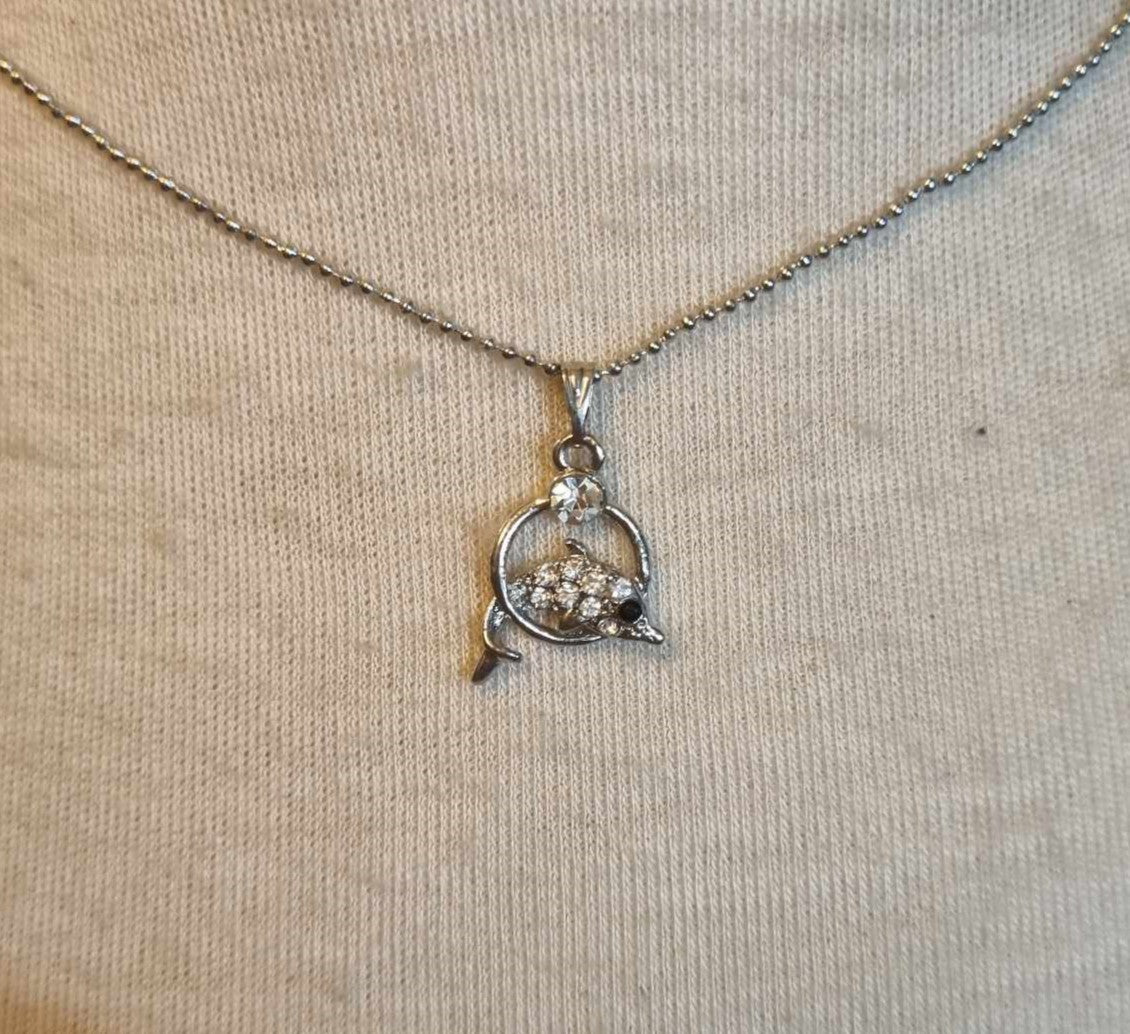 Colliers argentés à pendentifs divers