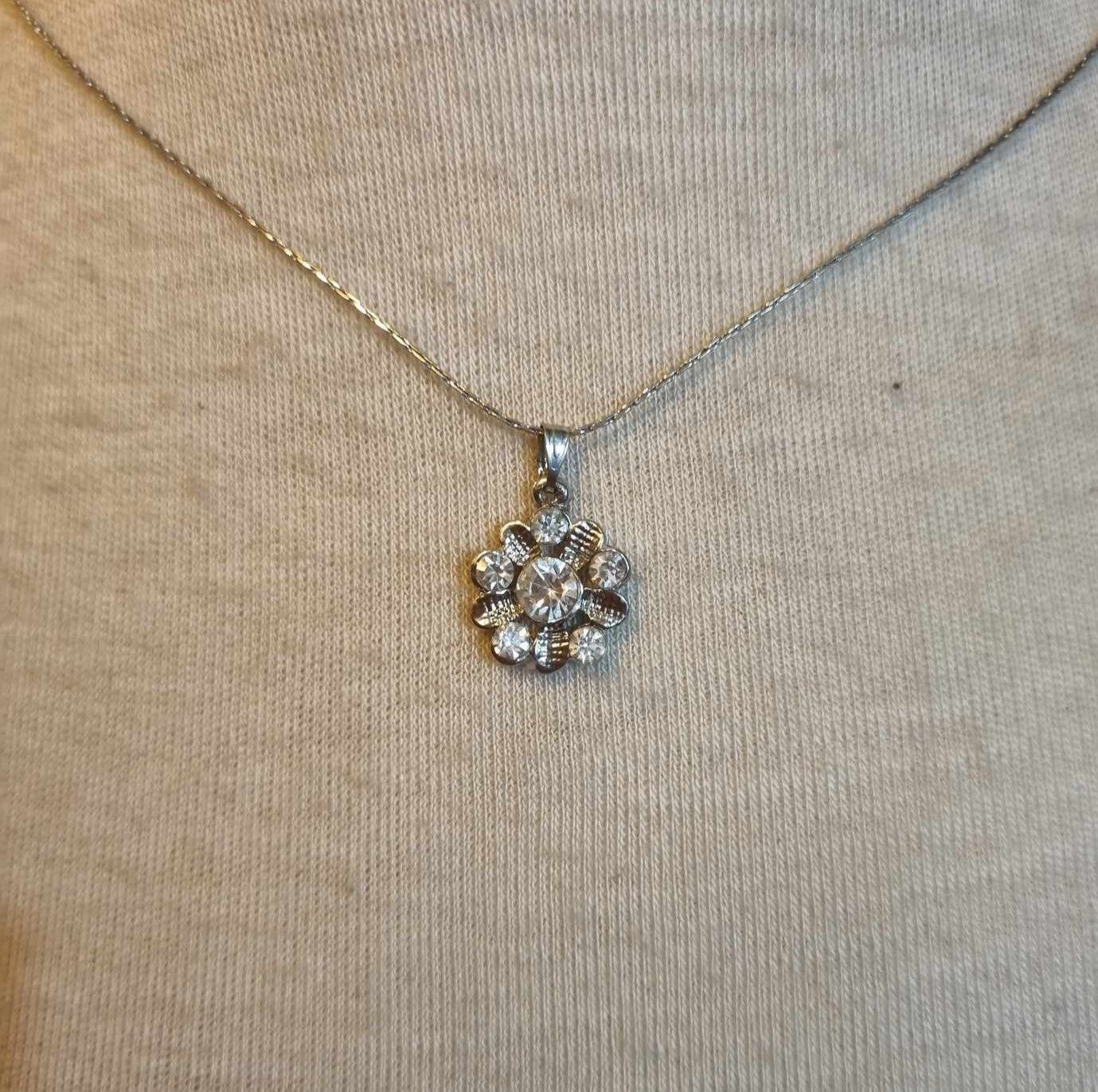 Colliers argentés à pendentifs divers