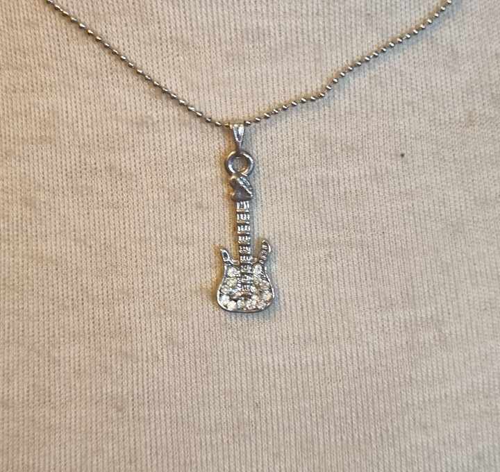 Colliers argentés à pendentifs divers