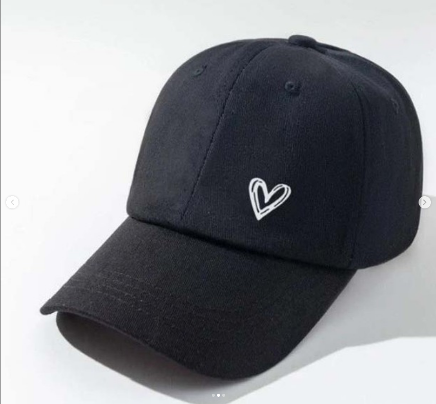 Casquette avec coeur blanc