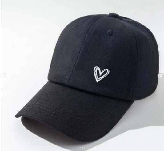 Casquette avec coeur blanc