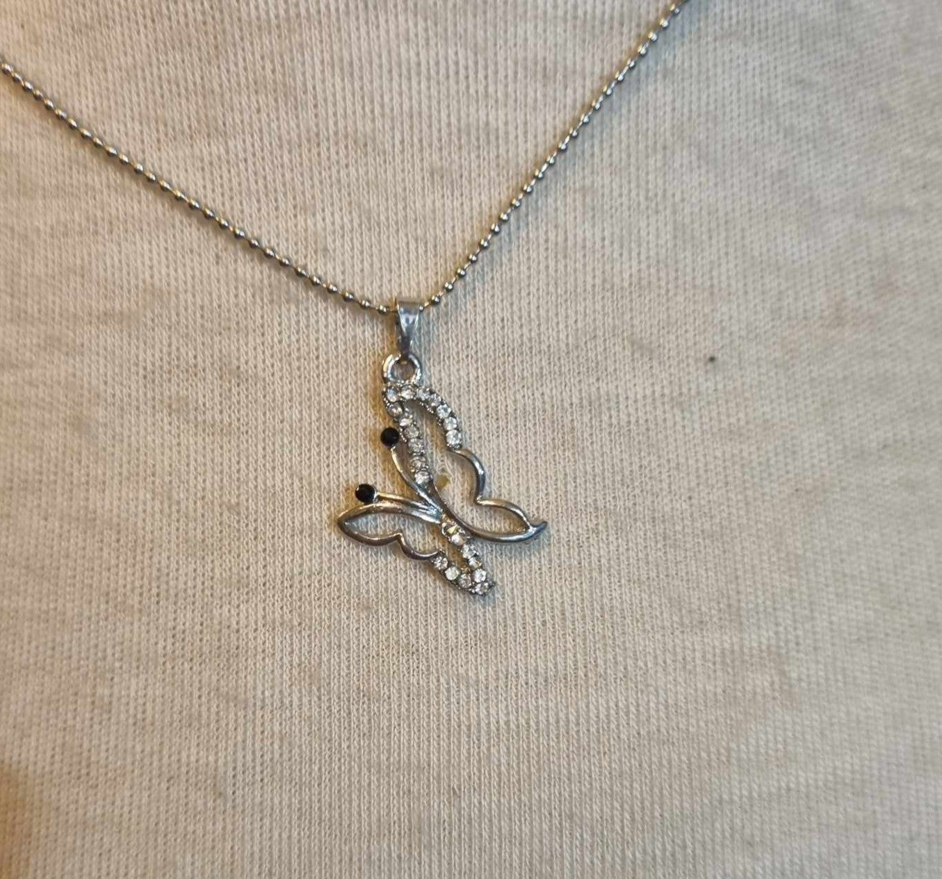 Colliers argentés à pendentifs divers