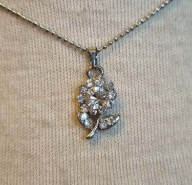 Colliers argentés à pendentifs divers