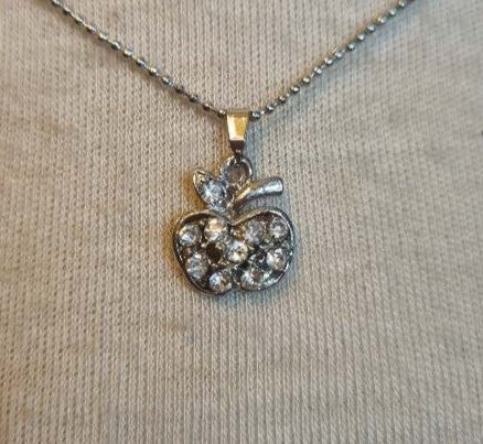 Colliers argentés à pendentifs divers