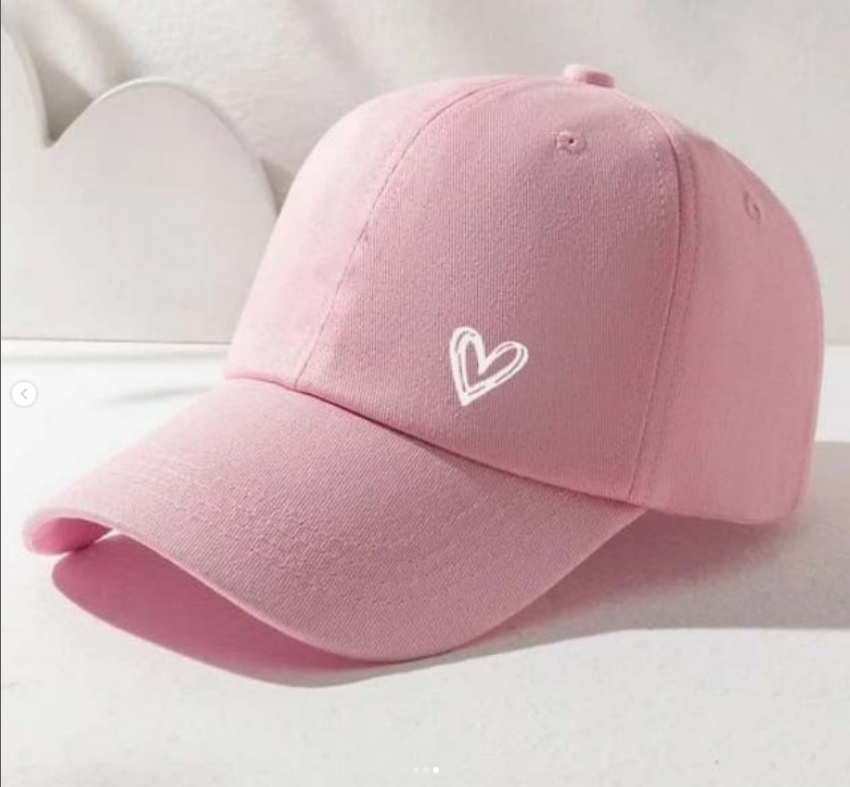 Casquette avec coeur blanc