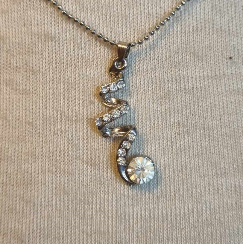 Colliers argentés à pendentifs divers