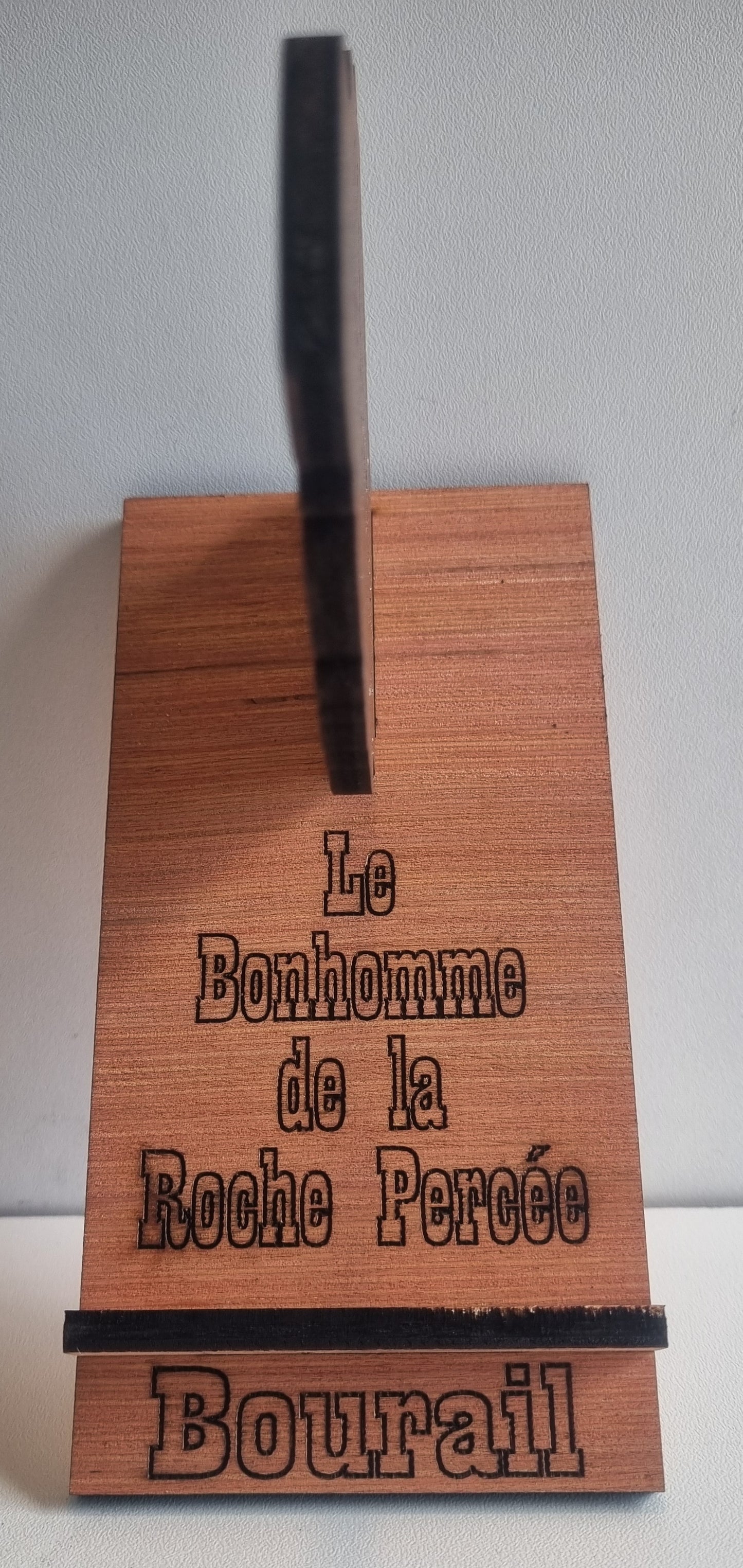 Support de smartphone en bois "Bonhomme de Bourail"