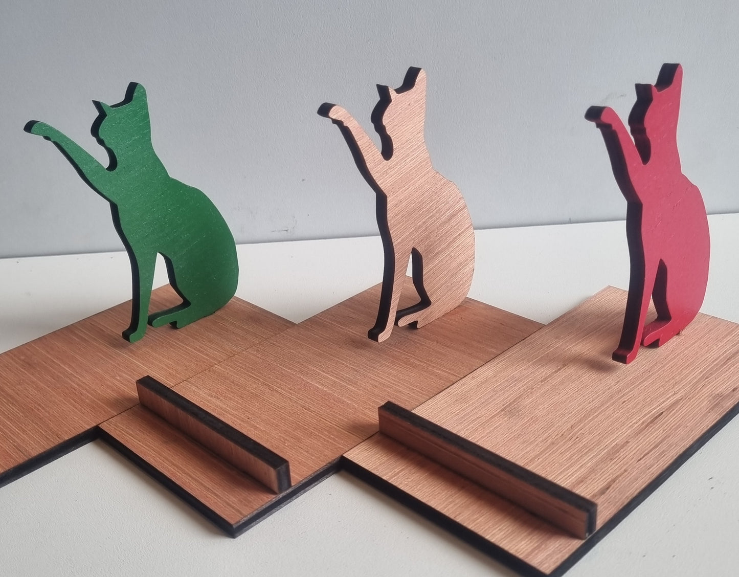 Support de smartphone en bois "Chat patte tendue"