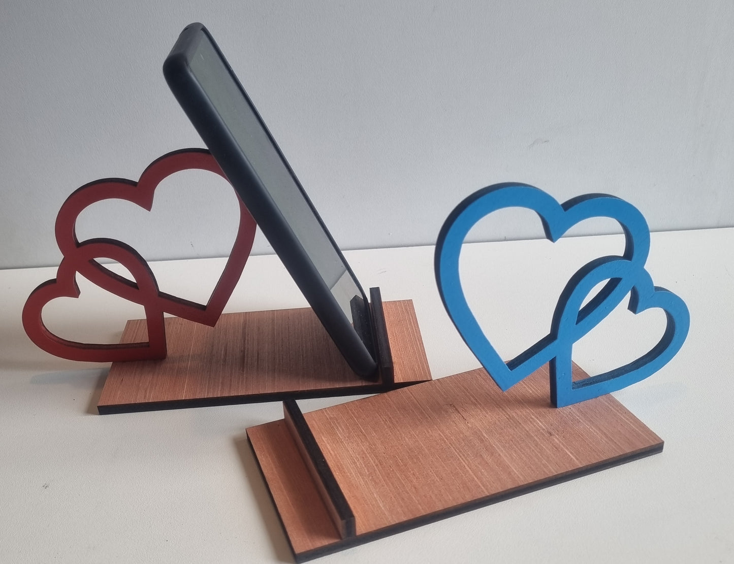 Support de smartphone en bois "2 coeurs vides"