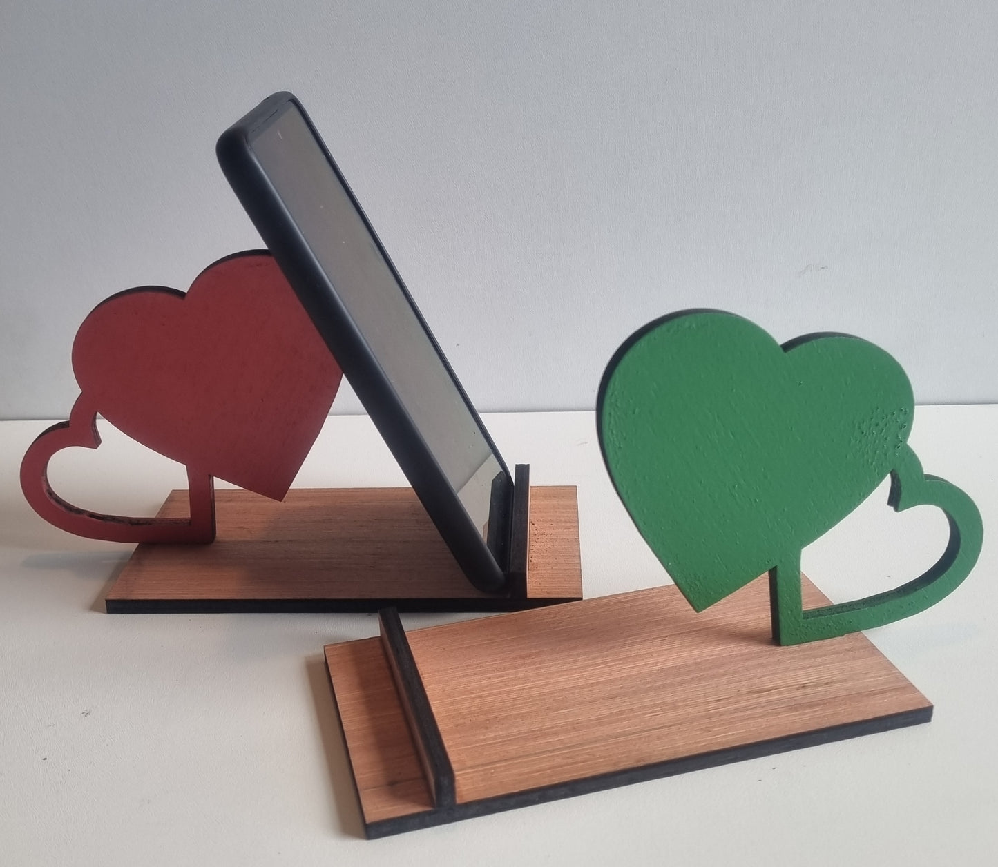 Support de smartphone en bois"1 grand coeur plein et 1 petit vide"