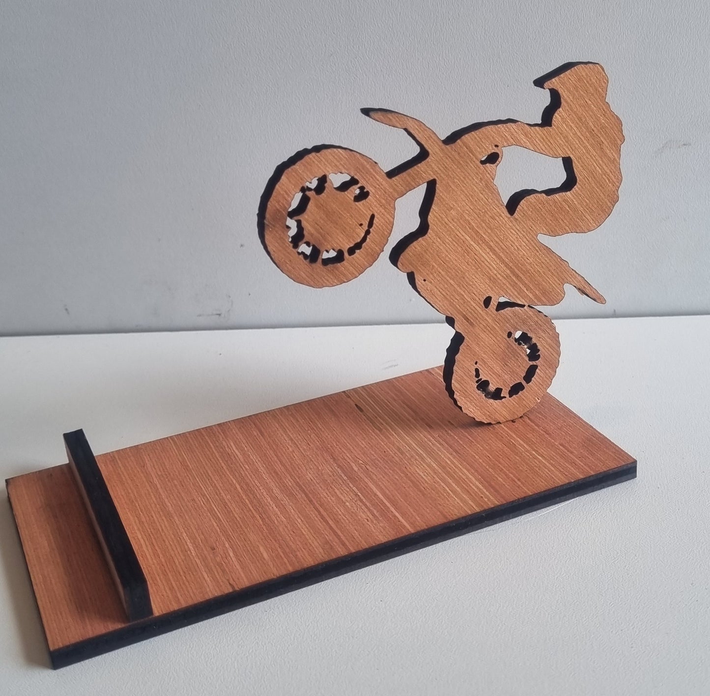 Support de smartphone en bois "Moto en wheeling"