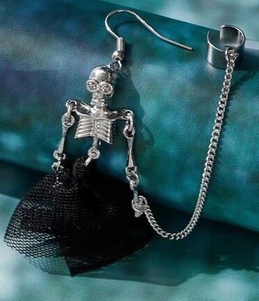 Boucle d'oreille squelette avec jupe en tulle