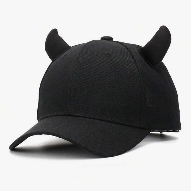 Casquette noire avec cornes de diable