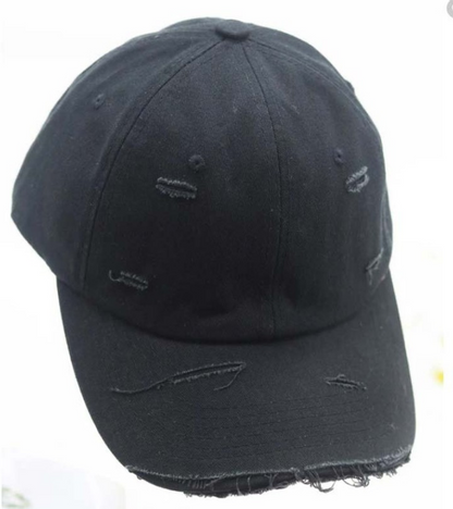 Casquette en jean déchirée